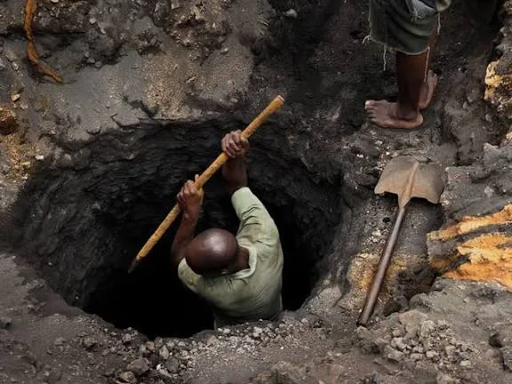 An artisanal miner from a narrow hand-dug shaft on a former lead mine. PC_Alliance for A lead Free Kabwe